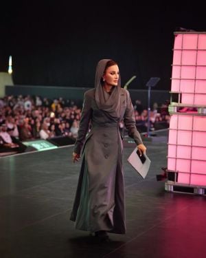 الشيخة موزة بنت ناصر تنسق اللون الرمادي بإكسسوارات ناعمة