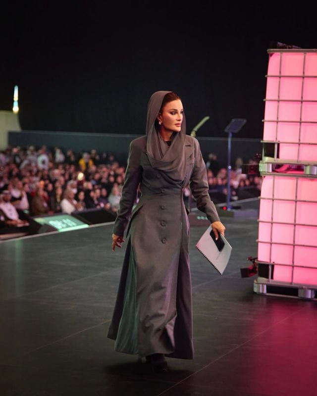 الشيخة موزة بنت ناصر تتألق بإطلالة مونوكرومية رسمية