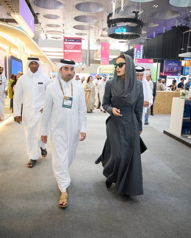 الشيخة موزة بنت ناصر تتألق بإطلالة مونوكرومية رسمية