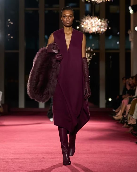 فستان من مجموعة مايكل كورس لخريف وشتاء 2026