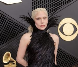 ليدي غاغا تتألق بالريش الأسود في الغرامي 2026