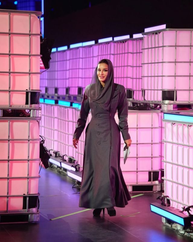 الشيخة موزة بنت ناصر تتألق بإطلالة مونوكرومية رسمية