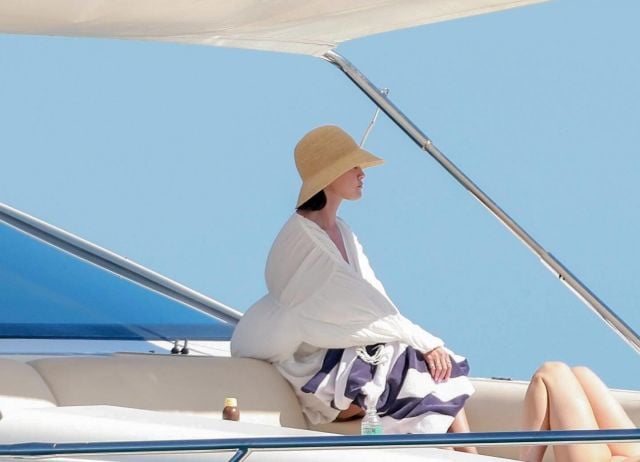 سيلينا غوميز تستمتع بالشمس