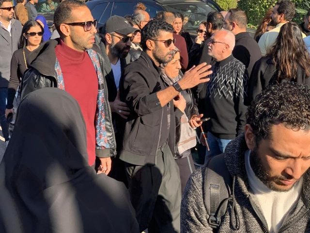 مي عمر تشيّع جثمان والدها لمثواه الأخير وتوّدعه بكلمات مؤثرة (فيديو وصور)