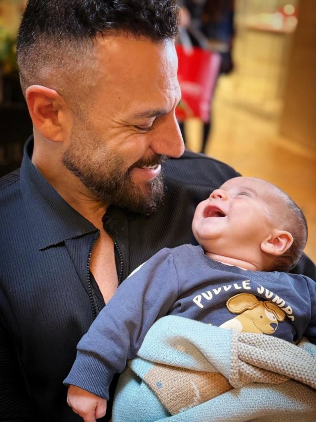 النجم نيقولا معوض وطفله