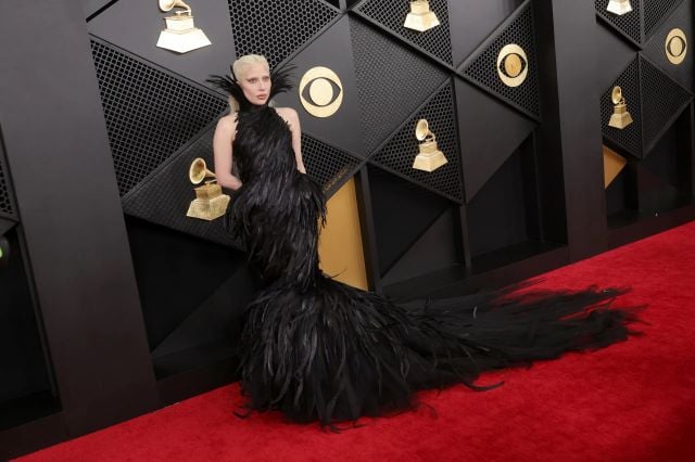ليدي غاغا تتألق بالريش الأسود في حفل جوائز غرامي 2026