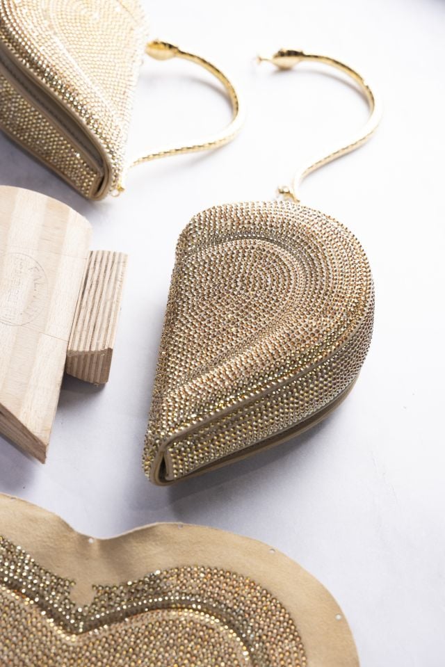 حقيبة من بولغري باللون الذهبي