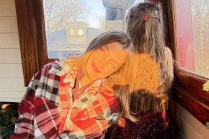 ابنة جيجي حديد تستعرض قصة شعرها الجديدة في صور رائعة من عالم ديزني