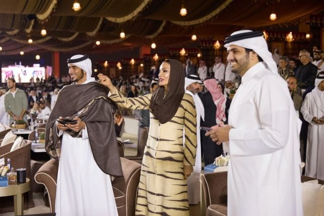 الشيخة موزا بنت ناصر تتألق بنقشة جلد النمر من فالنتينو 