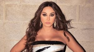 اليسا تتعثر على المسرح وتتعرض للإصابة في قدمها