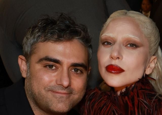 علاقة ليدي غاغا وخطيبها الرومانسية محط إهتمام الجمهور في حفل جوائز غرامي 2026