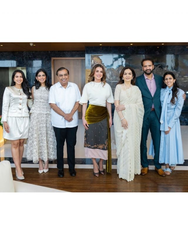 الملكة رانيا العبدالله تتألق بتنورة مختلفة وإكسسوارات مميزة