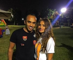 زينة تشيع جثمان شقيقها ونجوم الفن يساندونها (فيديو)