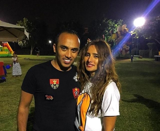 زينة تشيع جثمان شقيقها ونجوم الفن يساندونها (فيديو)