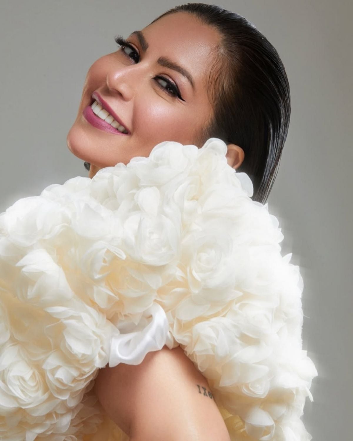 لقاء الخميسي تُحدث ضجة بتعليق مثير عن الخيانة