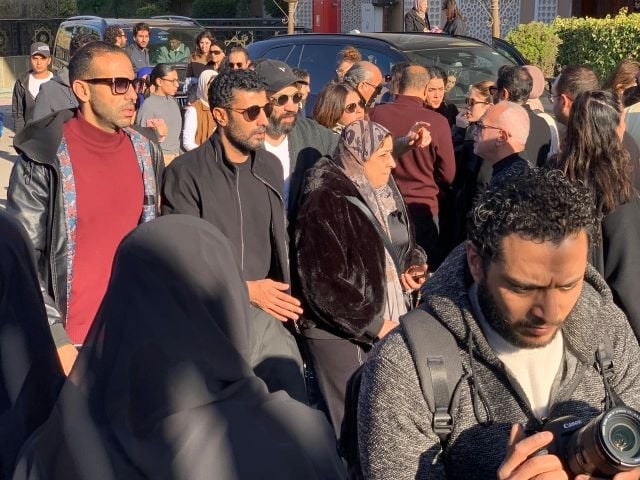 محمد سامي في جنازة والد زوجته مي عمر