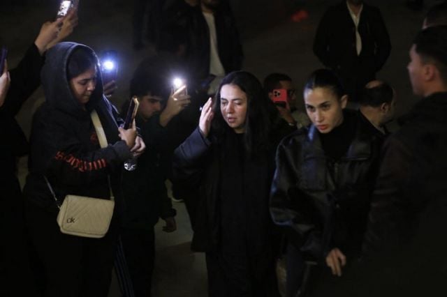 إيمي سمير غانم تخبّئ وجهها من عدسات المصوّرين