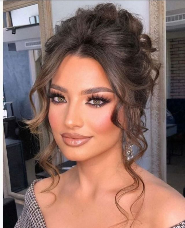 تسريحة شعر ريترو مرفوع مع خصل مموجة