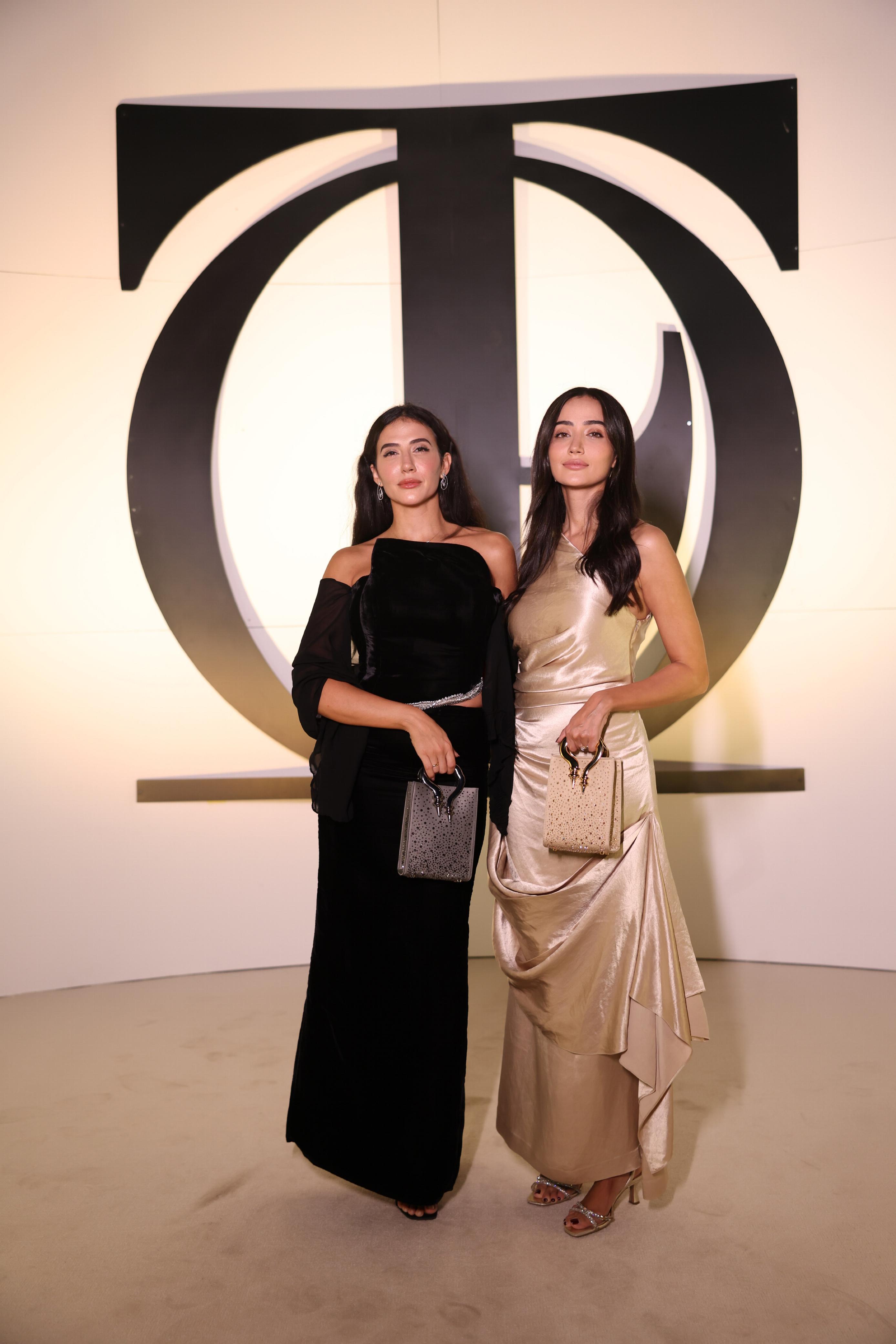 الأختين مُناز  وآية عبد الرؤوف