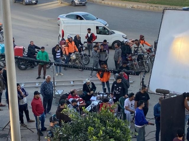 احتشاد الجمهور في موقع تصوير مسلسل وفاء عامر 