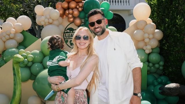 ليندسي لوهان تستعرض شعر ابنها لؤي الطويل الداكن في صور نادرة 