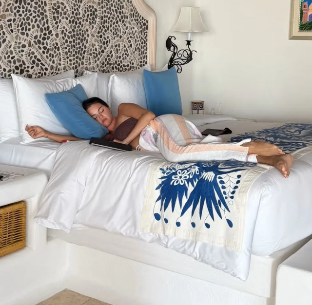 سيلينا غوميز ونينا دوبريف تنسّقان ملابس البحر في المكسيك