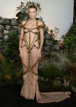 مارغوت روبي تتألق بفستان كورسيه مستحى من الجنيات مع سوار مصنوع من شعر حقيقي