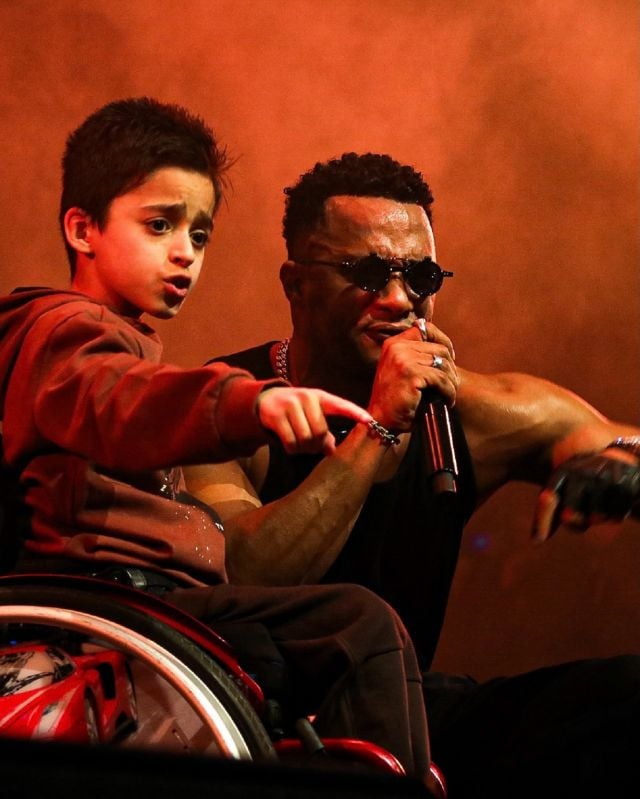 الفنان محمد رمضان مع طفل من ذوي الهمم على المسرح