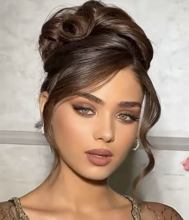 تسريحة شعر ريترو مرفوع