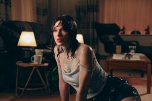 تايلور سويفت بفستانها الأحمر القصير تعيد حقبة التسعينيات