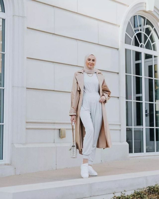 تنسيق ملابس رياضية مع سترة طويلة