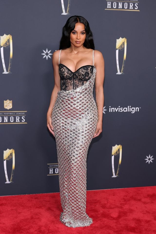 إطلالة سيارا تخطف الأضواء من النجمات في حفل NFL 2026