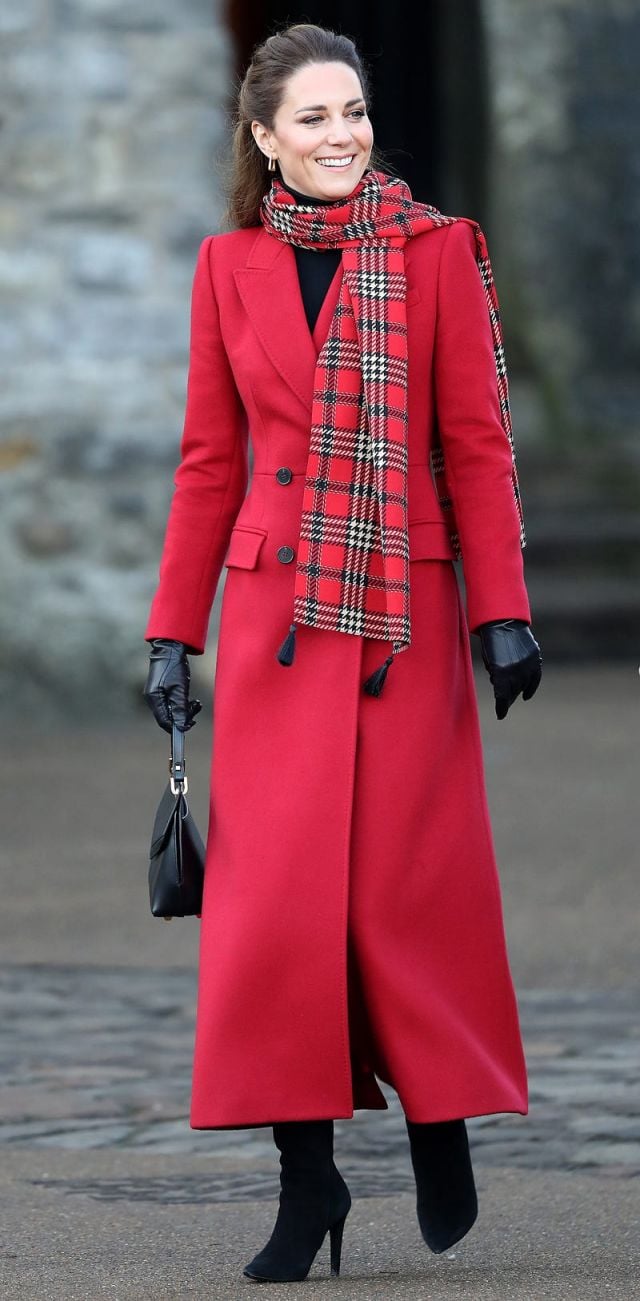 كيت ميدلتون بمعطف كلاسيكي باللون الأحمر