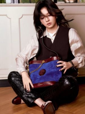 حقيبة Pivot الفخمة من Versace... الأناقة العملية