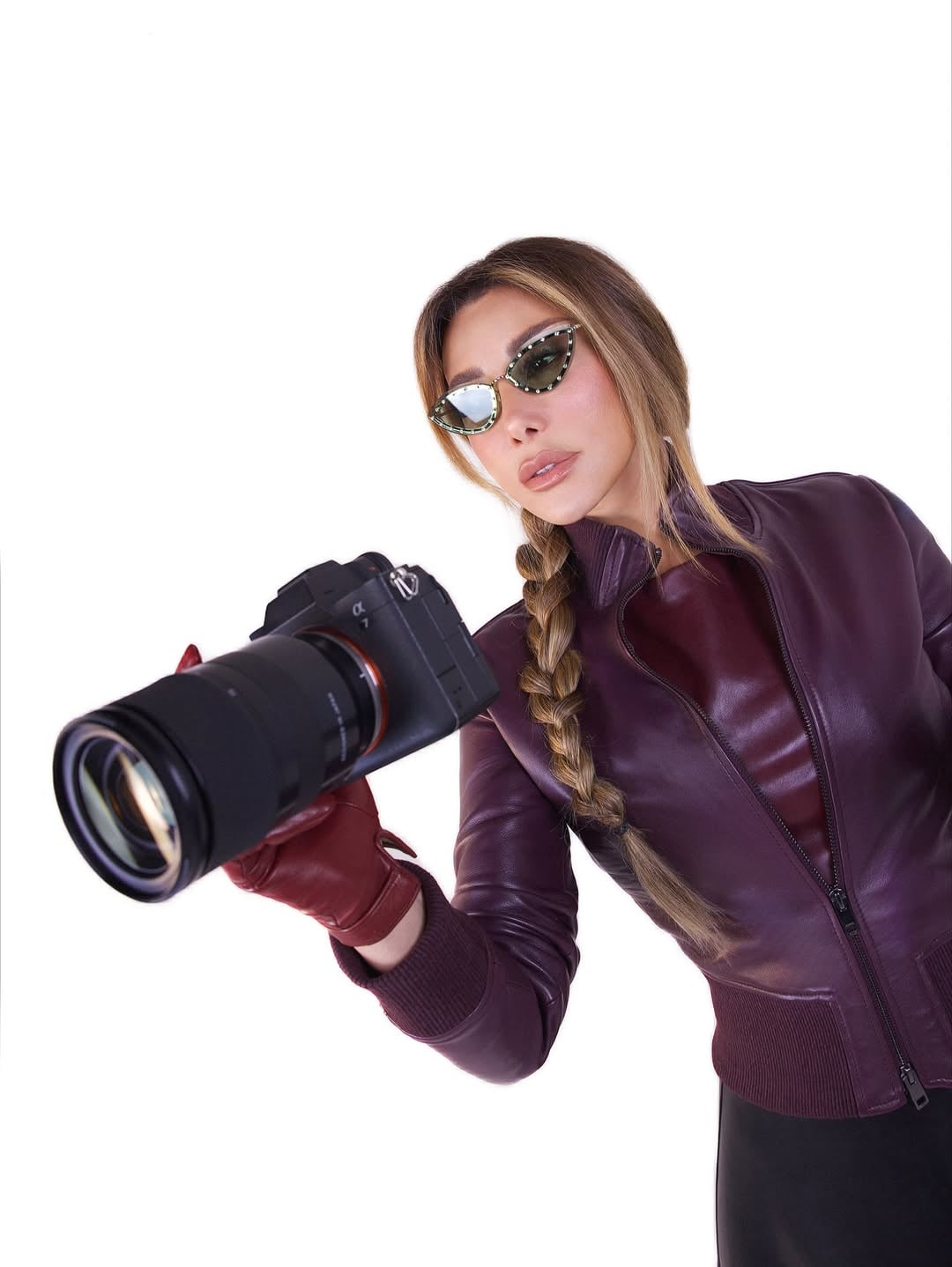 نجوى كرم تلفت الأنظار بصيحة الجلد الجذابة