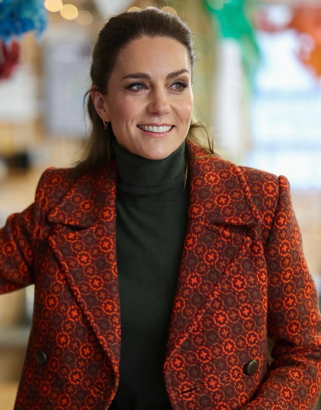 كيت ميدلتون تتألق بمعطف ملون يعكس أناقتها الشتوية