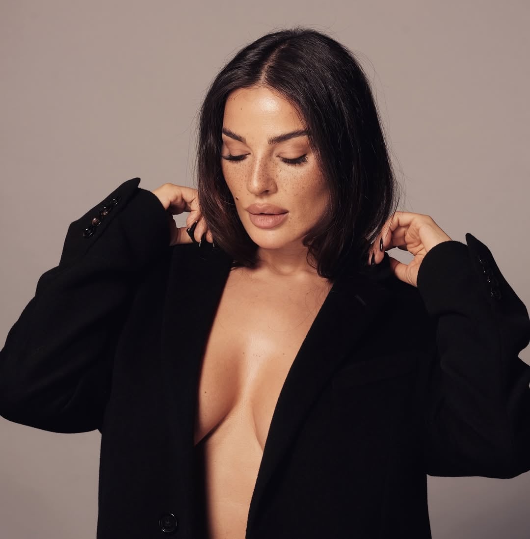 نادين نسيب نجيم تضجّ جمالاً بصيحة النمش مع موضة البلايزر الجريئة