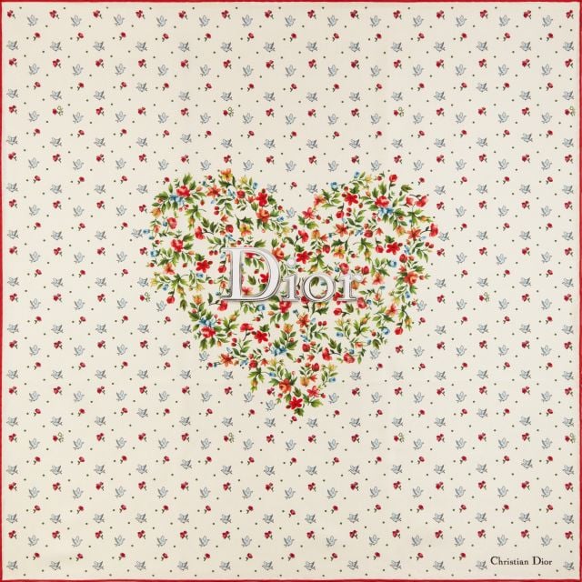 وشاح من ديور بمناسبة عيد الحب