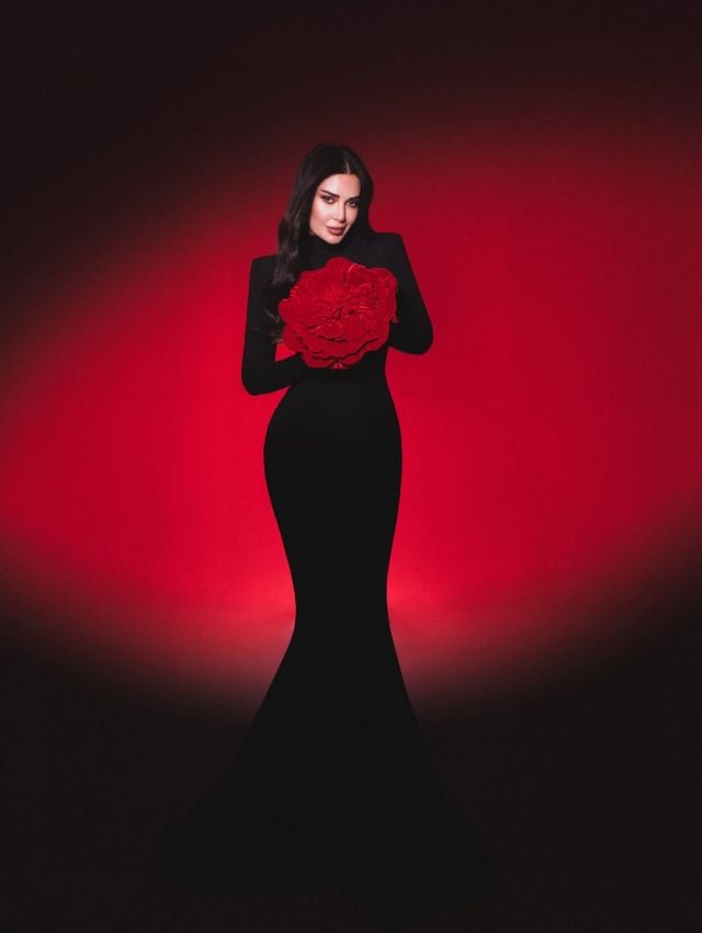 سيرين عبد النور تتألق بالأسود مع وردة حمراء لافتة
