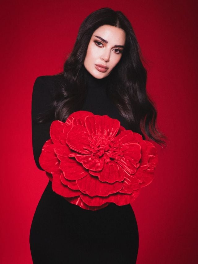سيرين عبد النور تتألق بالأسود مع وردة حمراء لافتة