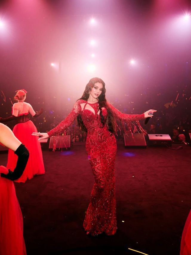 هيفاء وهبي بفيديو طريف مع سانت ليفانت وتتألق بفستان ذهبي مبتكر