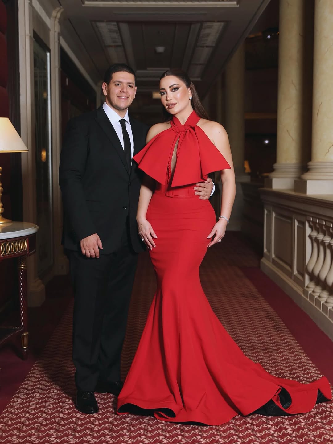 نسرين طافش تتمايل بفستانها الأحمر بين الورود والبالونات