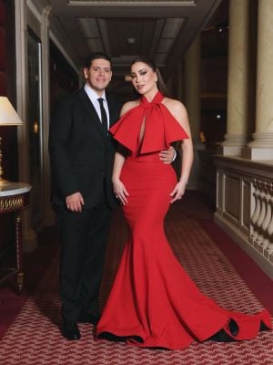 نسرين طافش تتمايل بفستانها الأحمر بين الورود والبالونات