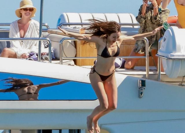 سيلينا غوميز تشاهد صديقتها