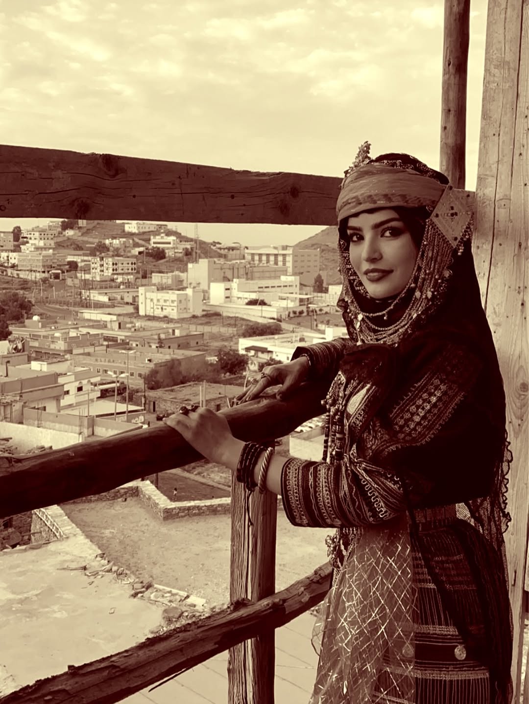 ميلا الزهراني تتألق بعباءة تراثية فخمة ميلا الزهراني تتألق بعباءة تراثية فخمة