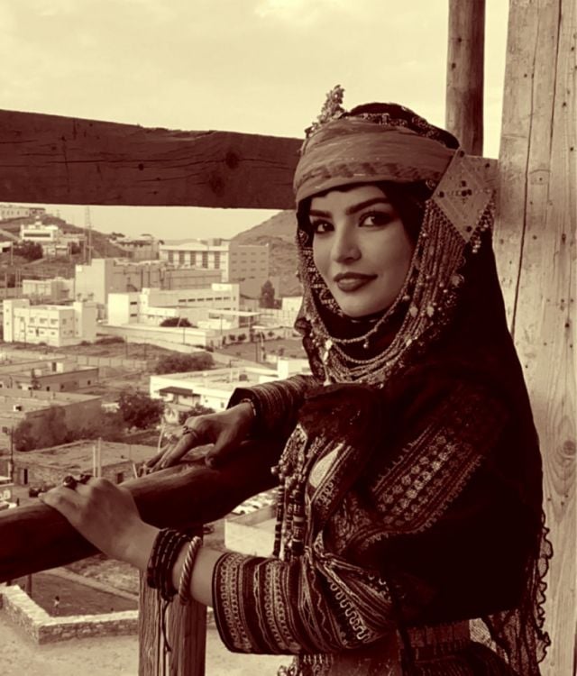 ميلا الزهراني تتألق بعباءة تراثية فخمة 