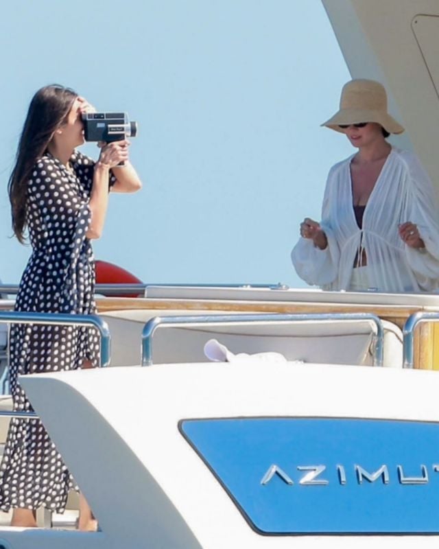 سيلينا غوميز وصديقتها