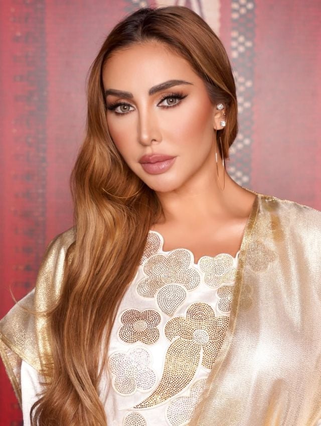 جويل تضيف الى العباءة الكلاسيكية لمسة ذهبية