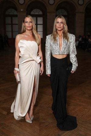 أميليا وإليزا سبنسر بإطلالتين أنيقتين مستوحتين من الثمانينيات