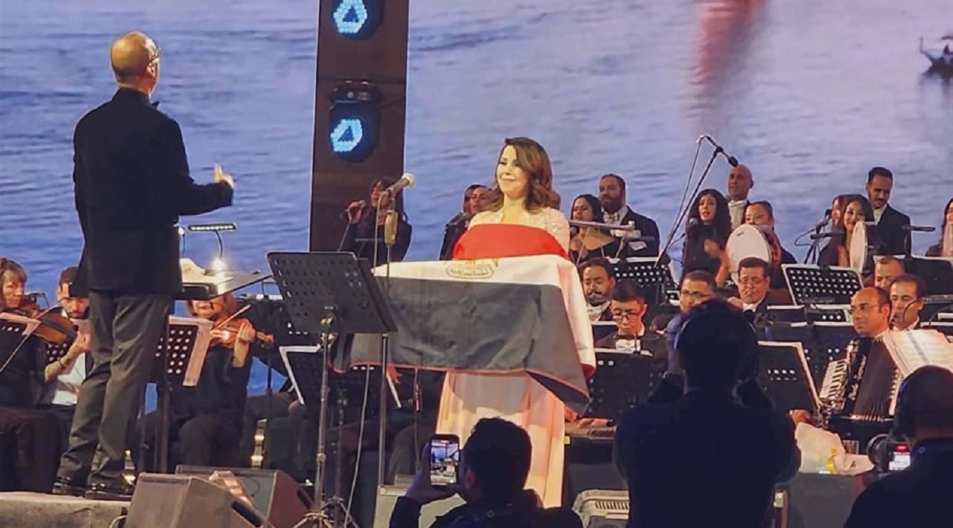 ماجدة الرومي تحمل العلم المصري